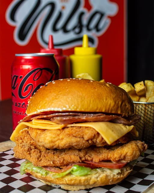 Hamburguesa de pollo crispy con tocino y queso