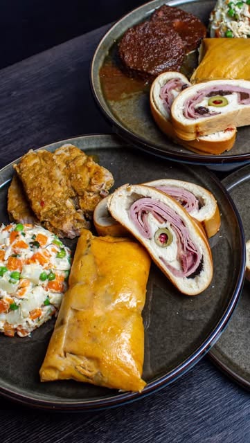 Hallaca, pan de jamón, pernil y ensalada de gallina